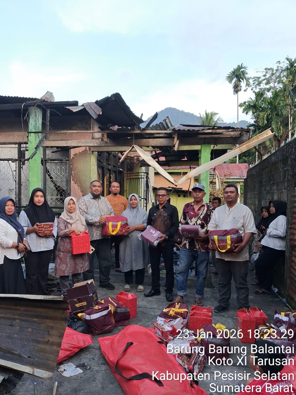 Dinsos, PPrPA Meninjau dan Mengantarkan Bantuan Logistik Bencana Kebakaran di Nagari Barung- Barung 