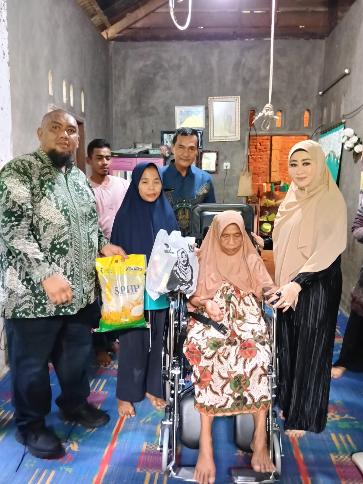 Dinsos, PPrPA mendampingi Bunda Lisda Hendrajoni menyerahkan Bantuan ALat Bantu Kursi Roda