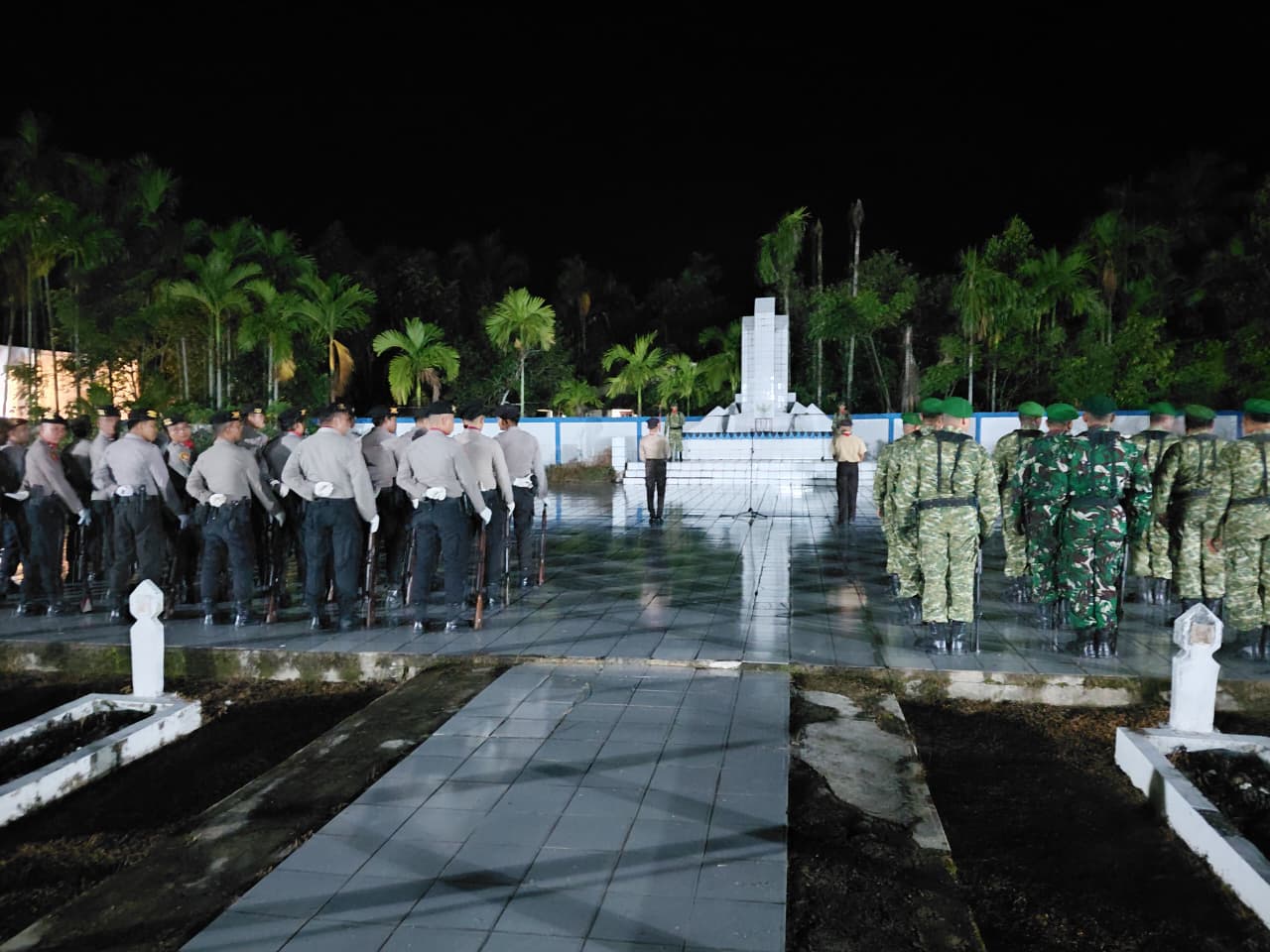 Dinsos,PPrPA Kab.Pessel melakukan Kegiatan Apel dan Upacara Malam Renungan Suci di TMP - Sago