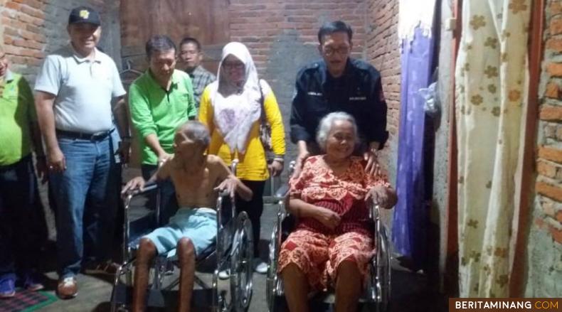 Penyerahan Kursi Roda dari Bupati Hendrajoni Kepada Pasangan Lansia di Kecamatan Lunang 