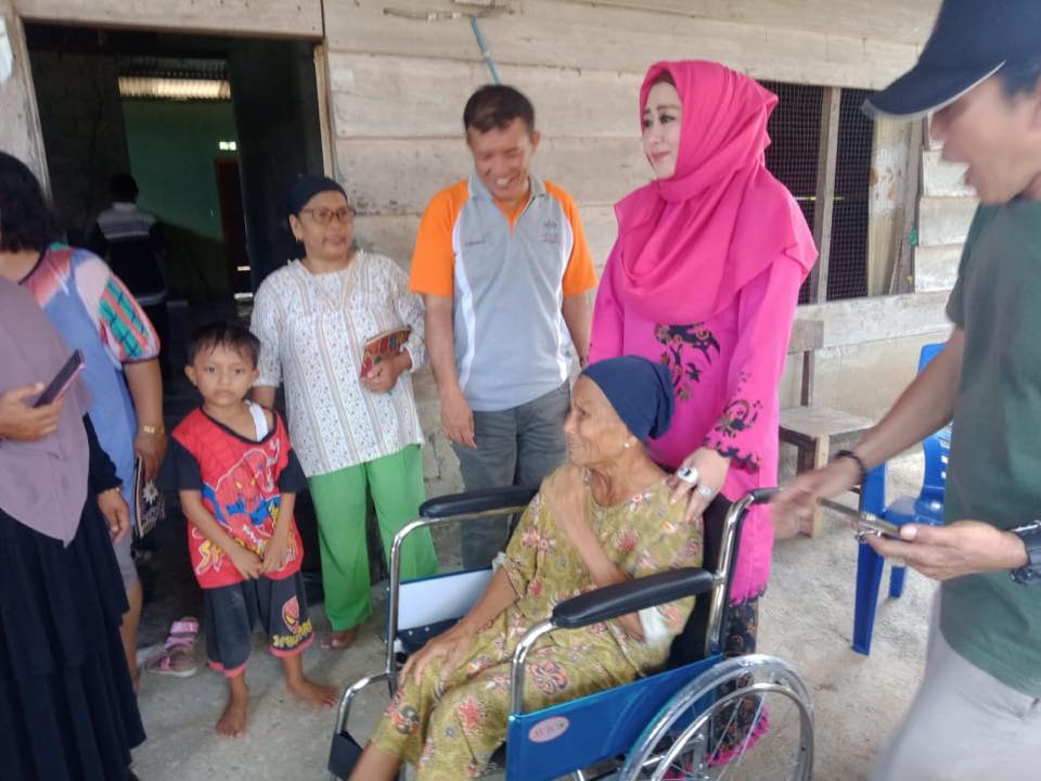 Penyerahkan Kursi Roda dan Tongkat bagi Penyandang Disabilitas di Nagari Tuik Kec.Batang Kapas