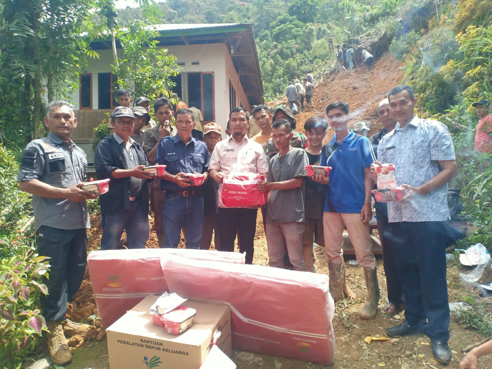 Dinsos, PPrPA Kab. Pessel Penyerahan Bantuan Tanah Longsor di Kecamatan IV Nagari Bayang Utara