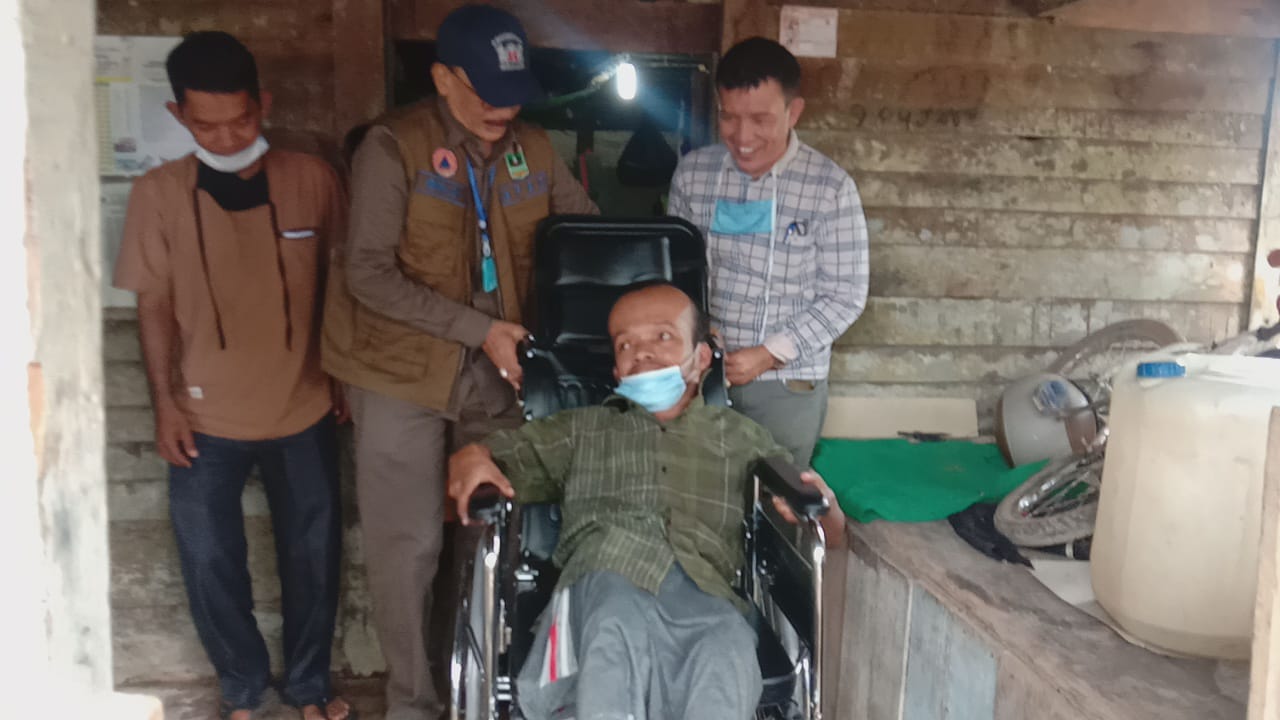 Bupati Pesisir Selatan menyerahkan bantuan Kursi Roda dan Rehab Rumah di Kecamatan Pancung Soal