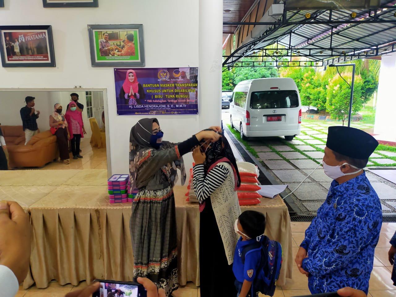 Penyerahan Bantuan Masker Khusus Disabilitas Tuna Rungu oleh Lisda Hendrajoni