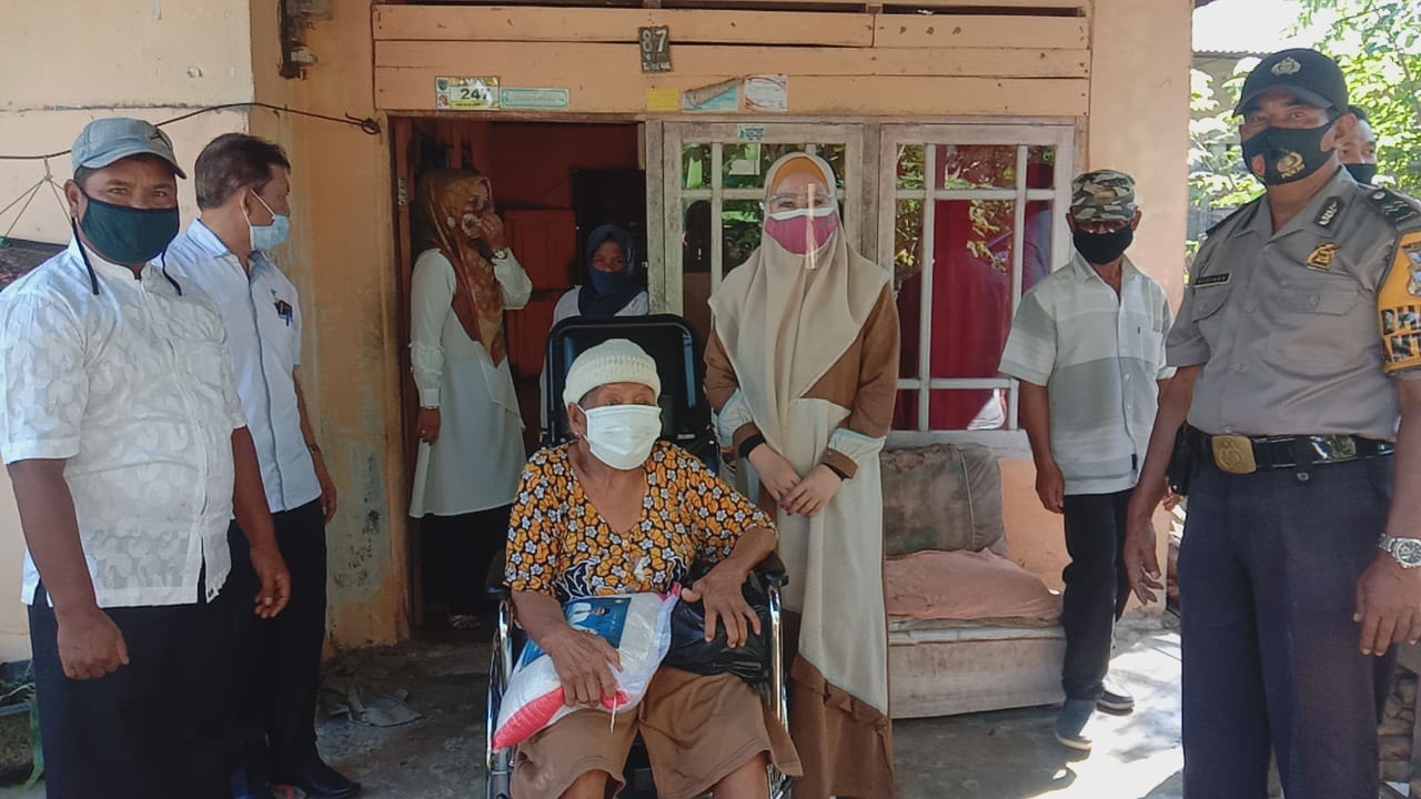 Penyerahan Bantuan Kursi roda di Kecamatan Bayang