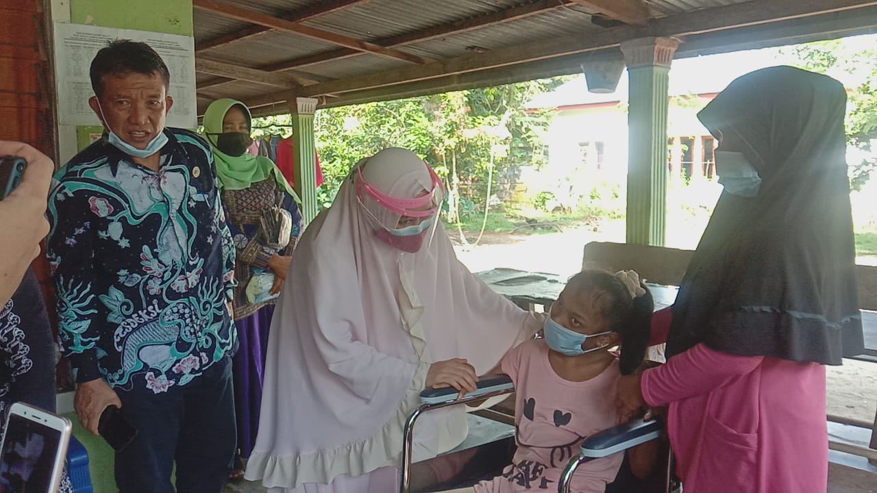 Penyerahan Bantuan Kursi roda di Kecamatan Batang Kapas dan Kecamatan Sutera