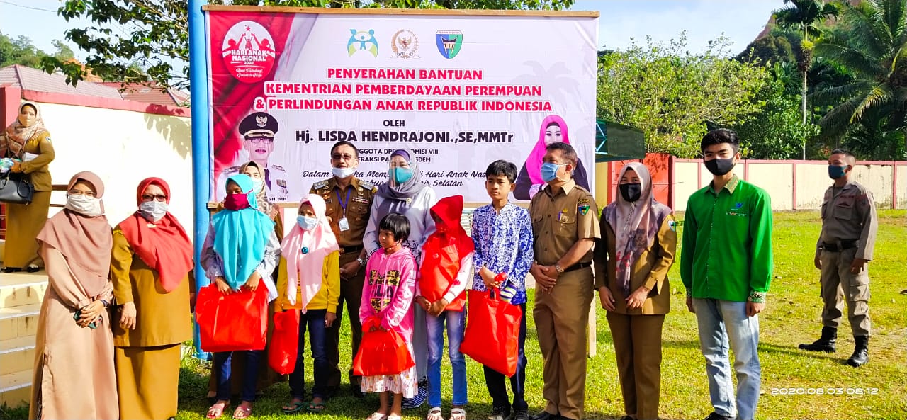 Penyerahan Bantuan Kementerian Pemberdayaan Perempuan dan Perlindungan Anak RI