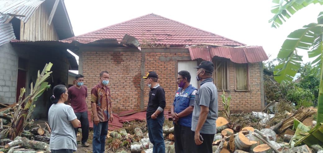 Peninjauan Rumah Tertimpa Pohon Akibat  Badai di Nagari Koto Nan Tigo Selatan Surantih Kec. Sutera