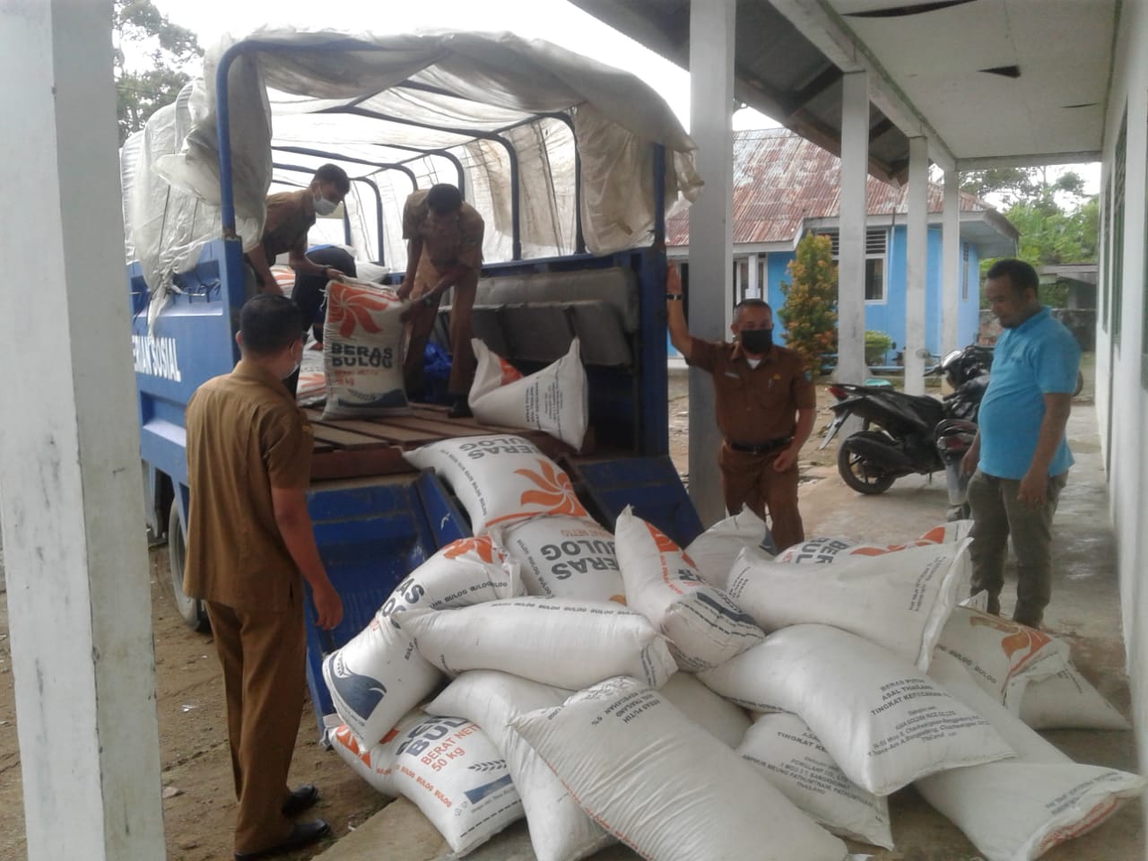 Pendistribusian Bantuan Beras Bencana Banjir ke Kecamatan Rahul Tapan