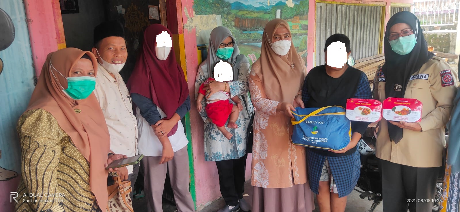 Dinsos, PPrPA menyerahkan Bantuan kepada Anak Korban Kekerasan Seksual di Dua Kecamatan 