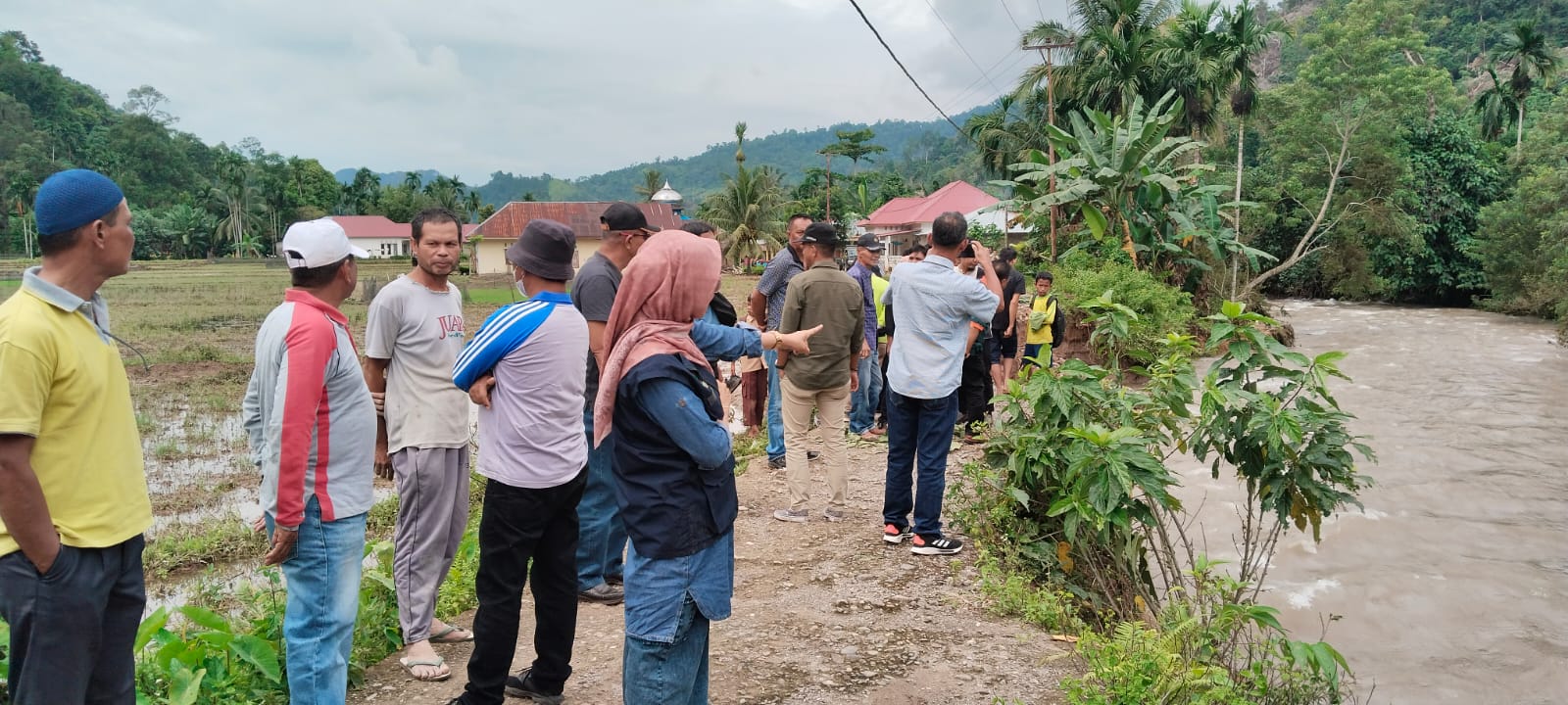 Dinsos,PPrPA Meninjau Lokasi Tanah Longsor di Kecamatan Sutera