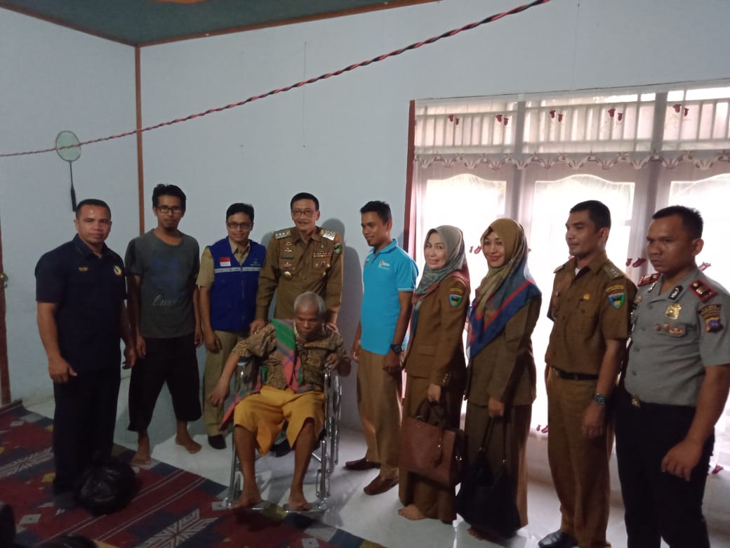 PENYERAHAN KURSI RODA