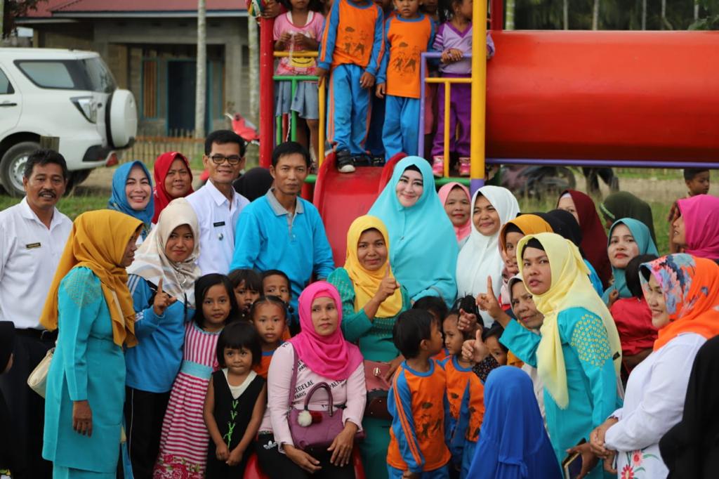Penyerahan Alat Taman Bermain Ramah Anak di Nagari Taluak Kualo Kec. Ranah Pesisir Selatan