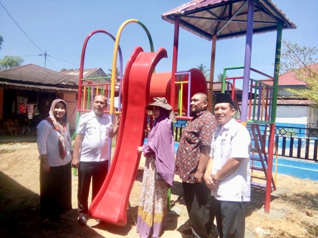Penyerahan Alat Taman Bermain Ramah Anak di Nagari Gurun Panjang Kec. Bayang