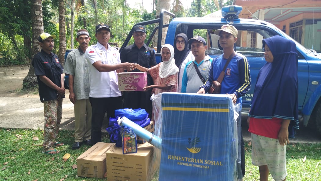 Penyerahan Bantuan Kebakaran di Kecamatan Rahul Tapan