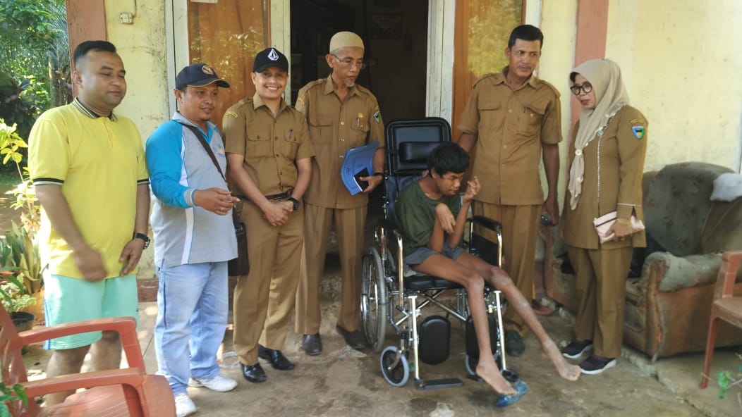 Penyerahan Kursi Roda di Kecamatan Ranah Pesisir